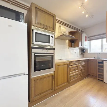 Spacious 4 Bedroom Apartment In Ealing